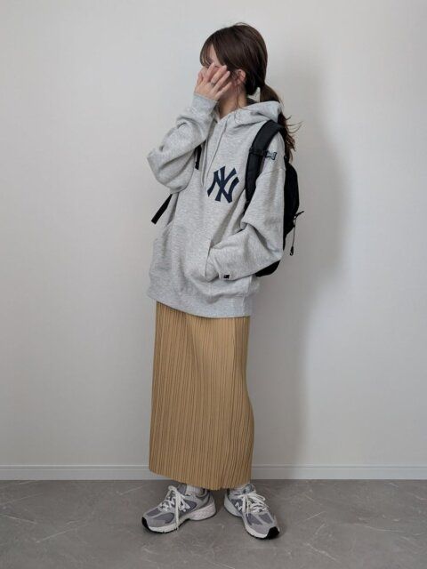 2025春レディース大人パーカナロースカートスニーカーコーデ