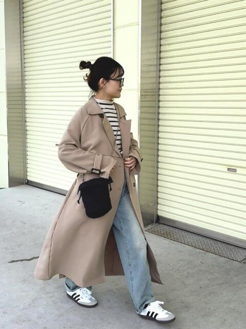 2025春レディース大人トレンチボーダーデニムスニーカーコーデ