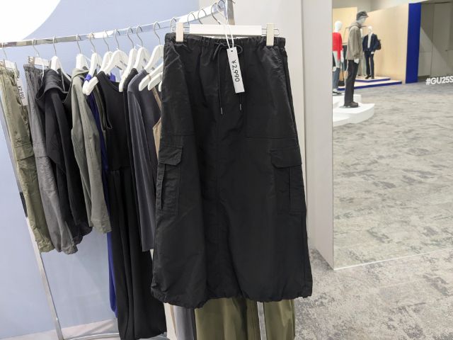 黒のカーゴスカート