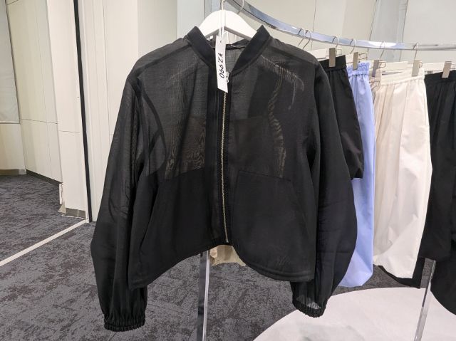 黒のシアーブルゾン