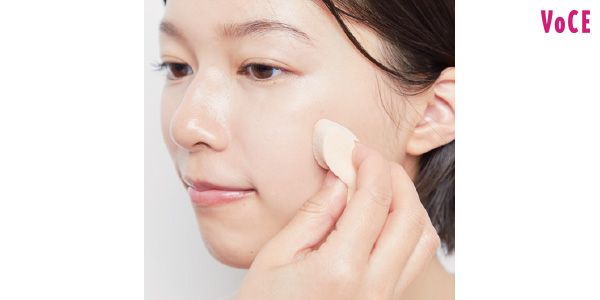 ギュッとしたままニキビ跡の上からトントンと塗布。