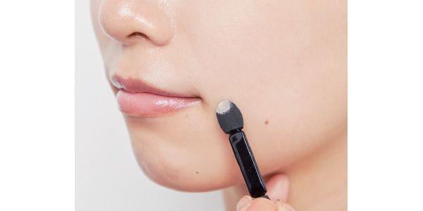 チップを裏返し、きれいな面で広げずになじませていく。