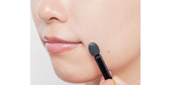 使い捨てチップにクリームを取り、ちょんちょんとのせる。