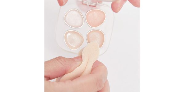 パウダーとパウダーファンデを混ぜてマット仕上げ。