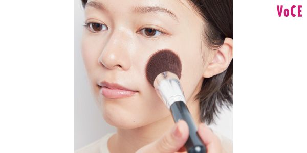 厚手スポンジを指で折り曲げ、色を混ぜながら取る。