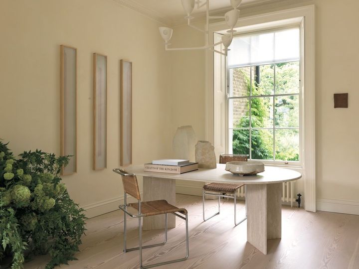 2階のダイニングル ーム。チェアはマルセル・ブロイヤー。 立体感のある2つの花瓶はポール・フィリップの「11」と「15」。シーリングライトはアレクサンドル・ロジェの「ニソス」シリーズ。左の壁にかけられた「サン・アップ」はターカ・キングスの作品。窓の右側の作品はサラ・ラプソンの「Stuck on Earth-Bloccato Sulla Terra」。