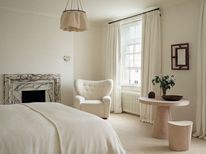 ベッドルーム。テーブルとスツールは桑畑明子。象眼を施された青銅の花瓶は昭和時代の日本製。ウォールライトはピエール・シャロー、シーリングライトはローズ・ウニアック。