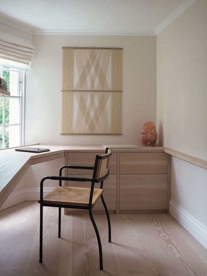 オフィス。アームチェアはロー ズ・ウニアック。奥の壁に飾られている テキスタイルアートはピーター・コリングウッド作の「M49/S No.1」。