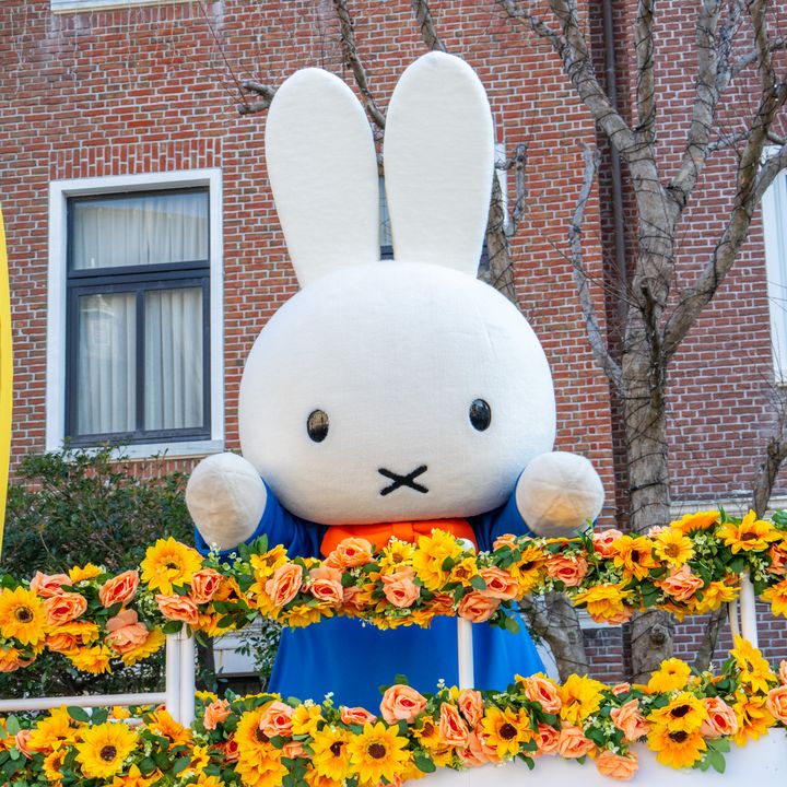 花で飾られたフロートでミッフィー＆メラニーが登場！“春の