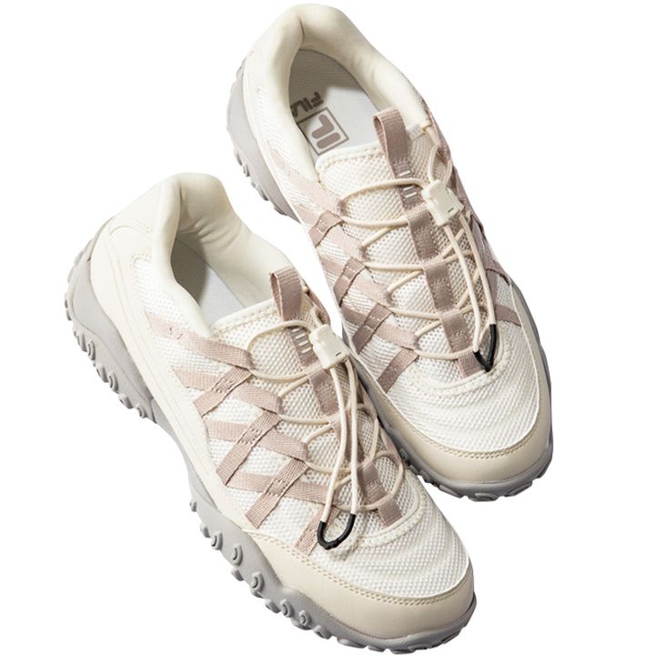 サイドのレースが可愛いフィラのスニーカー