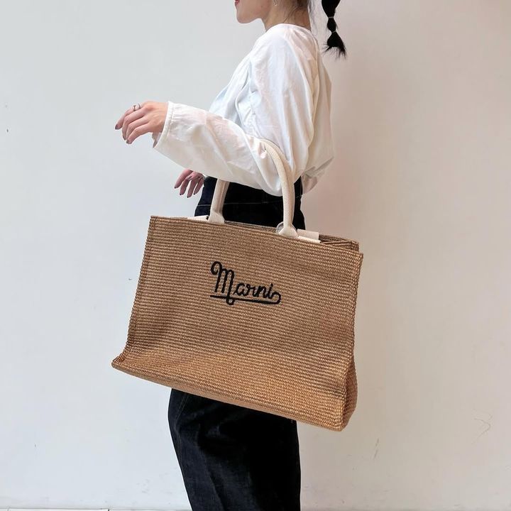 マルニのバッグを持つ女性