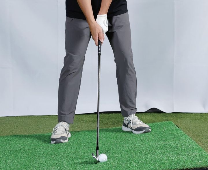 ピンを見るとミスが出る？左足上がりのライの立ち方をプロが解説