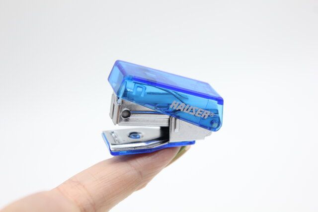 マイクロミニホッチキス（10号針） サイズ感