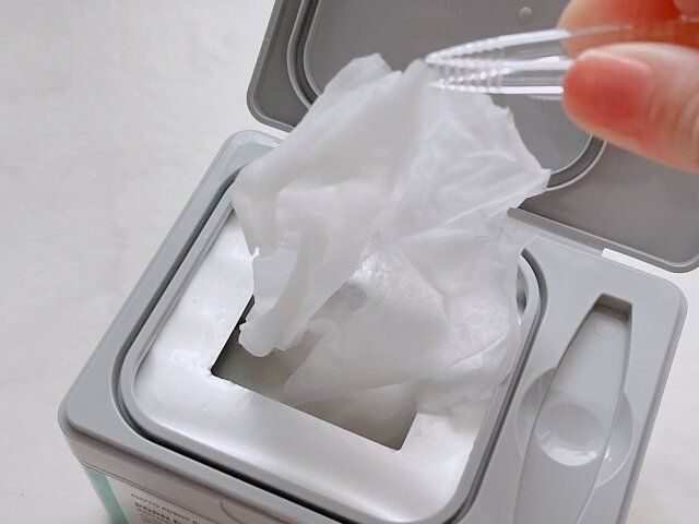 VTコスメティクス PDRNデイリーマスク ピンセットでマスクを取り出す