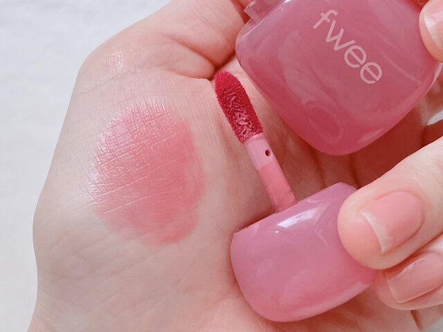 fwee ピンクオブセッションステイフィットリップティント G04 ニッチピンク 手の平に付ける