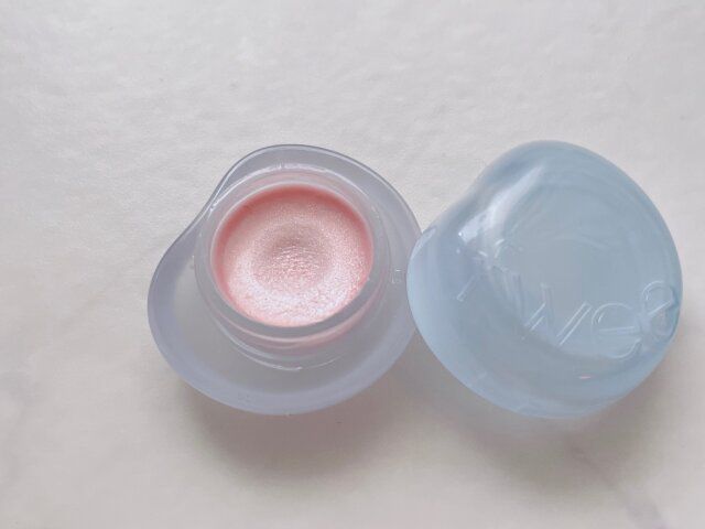 fwee リップアンドチークグローイジェリーポット JH00 シュガーパウダー 蓋を開ける