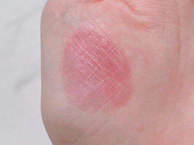 fwee ピンクオブセッションステイフィットリップティント G04 ニッチピンク 手の平に付ける ティッシュオフ