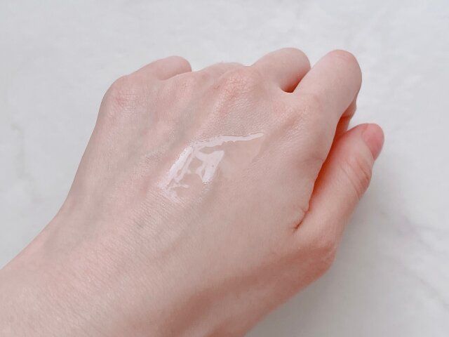 アヌア PDRNヒアルロン酸カプセル100セラム 手の甲に付ける