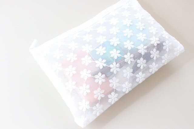 セリア フラワー刺繍フラットポーチ