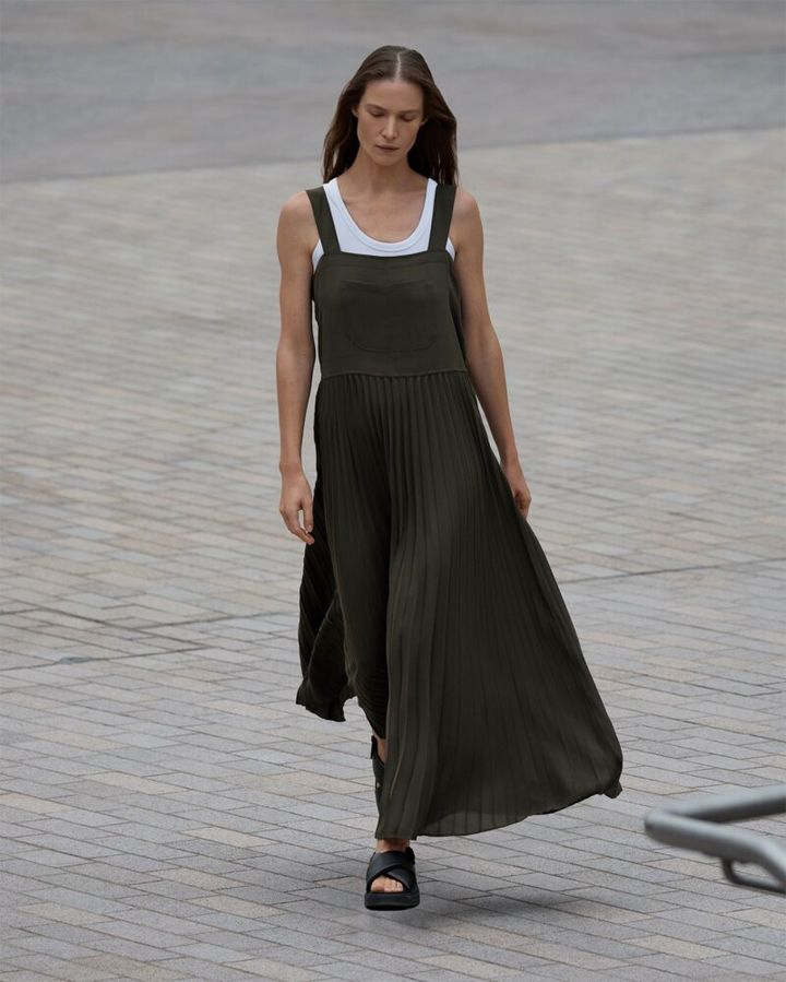 ユニクロシー2025年春夏 ストラップワンピース