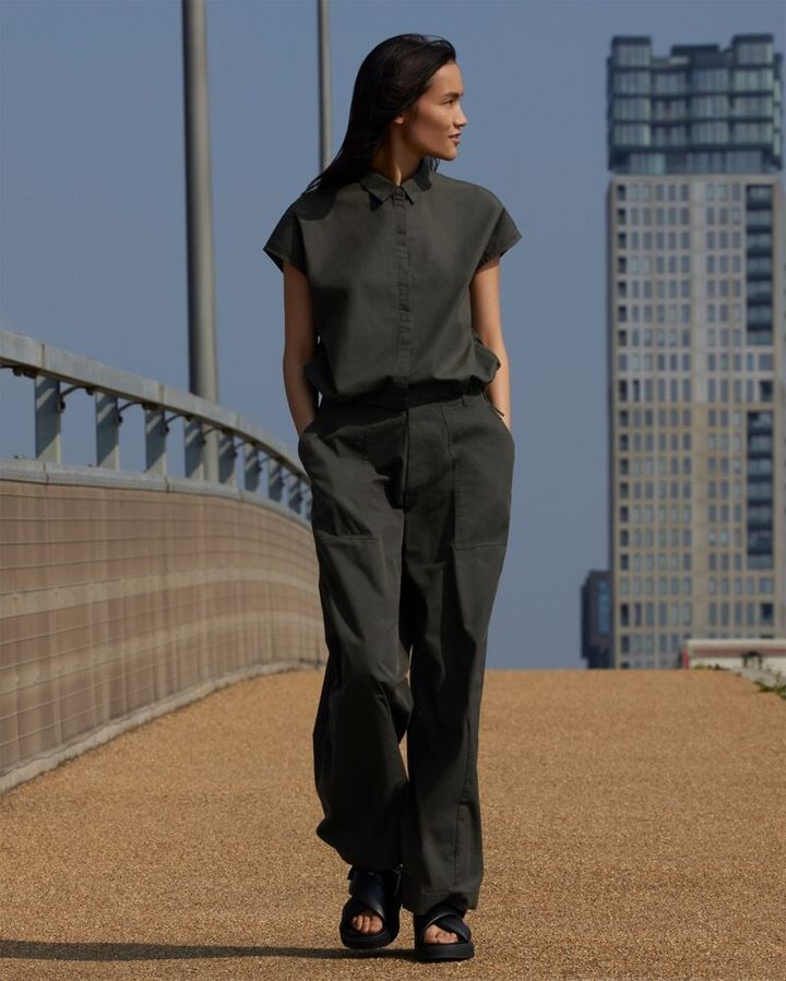 ユニクロシー クロップドシャツとパンツのコーデ