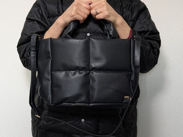 レザー調キルティングトート手に持ったところ