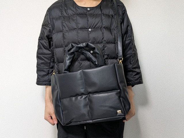 レザー調キルティングトート肩に掛けたところ