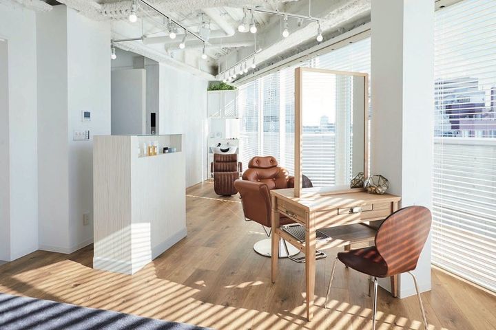 まつ毛トリートメント(約30分)￥4,950。ほかシャンプー&カット￥6,600、ヘッドスパ￥4,950、メイクレッスン(90分)￥11,000、パーソナルカラー診断(60分)￥6,600~など。主宰するSAYAKAさんは広告を中心に活躍するヘア&メイクアップ・アーティスト。ヘルシーさを土台としたキレイの提案に長けたベテランだから、いつものメイクやケアに飽きたり、肌や髪に変化を感じたときの相談にもぴったり。連絡はSAYALABO公式LINEもしくはサイトのフォームから。