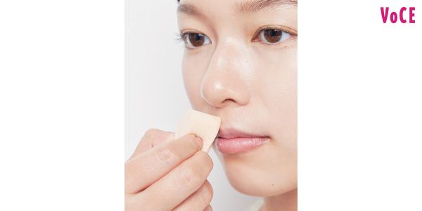 スポンジでカラーを重ねる。