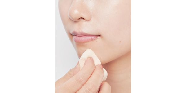 バームを厚手スポンジで。