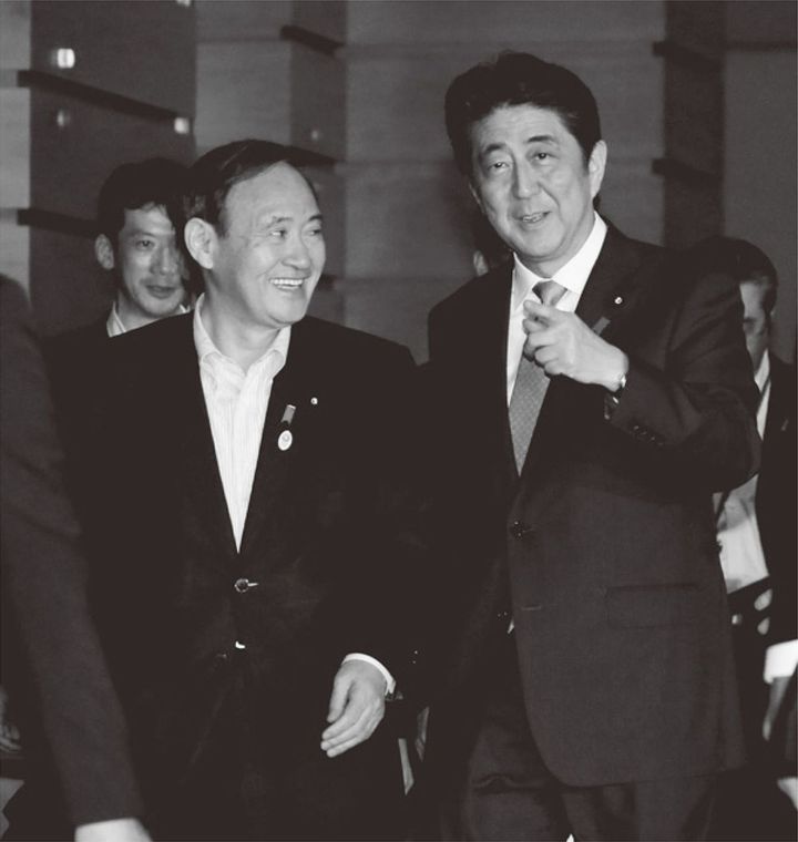 談笑する首相の安倍晋三（右）と官房長官の菅義偉＝2015年8月10日、首相官邸