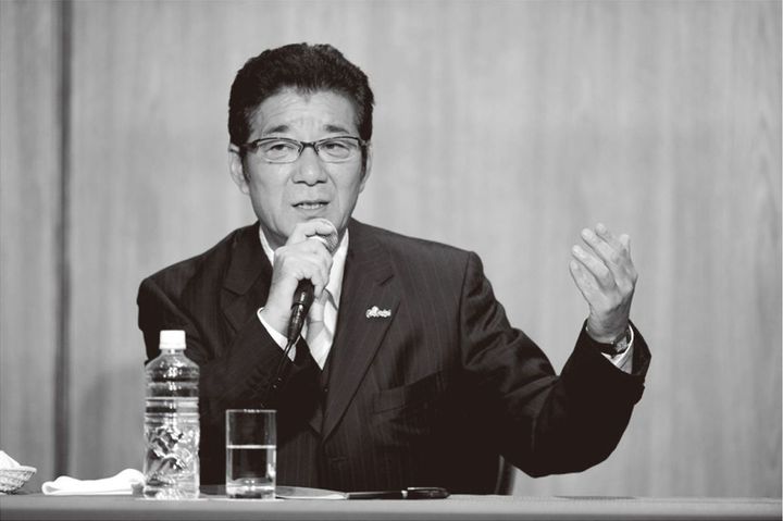 大阪府知事選で当選を決めて記者会見に臨む松井一郎＝2015年11月22日、大阪市北区