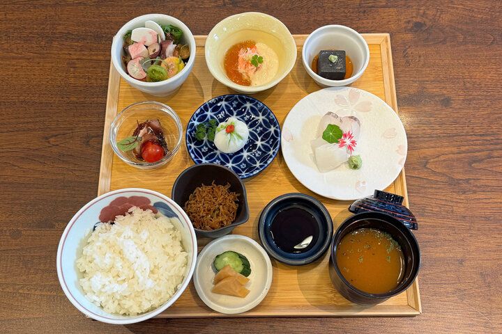 小鉢が並んだ限定ランチが人気♪親子二代で営む和食とスイーツのお店「食堂カフェ 金魚堂」