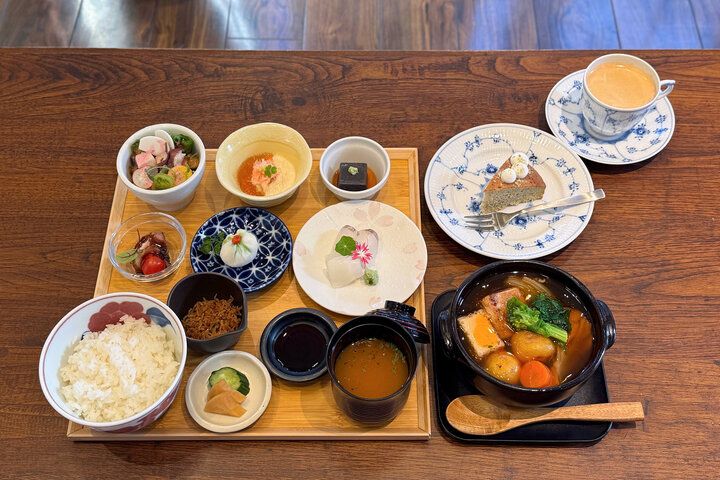 小鉢が並んだ限定ランチが人気♪親子二代で営む和食とスイーツのお店「食堂カフェ 金魚堂」