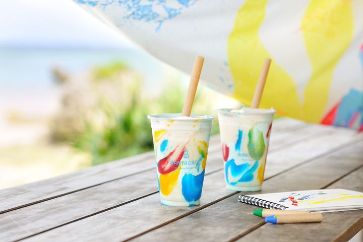 マンゴーやベリーのピューレで描く「アートな島シェイク」