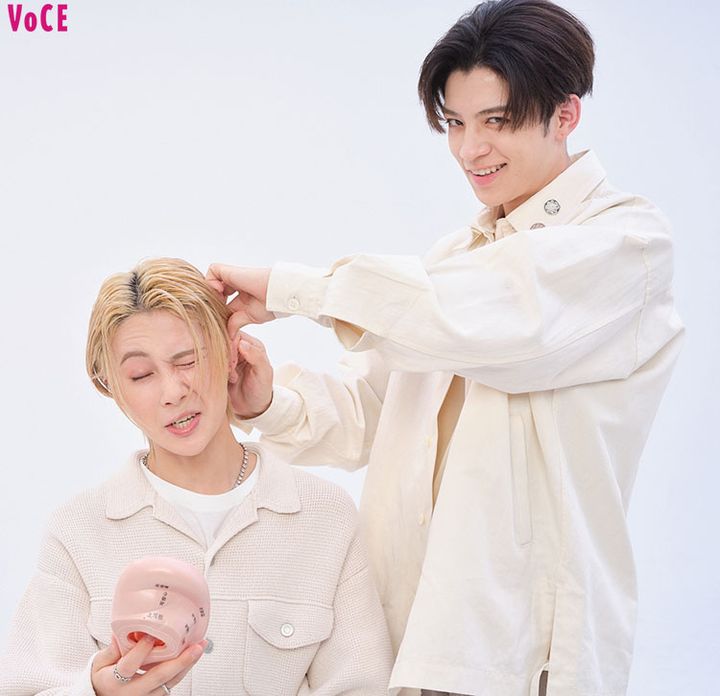 耳ツボ中、なぜか“悪い顔”をするGHEE。