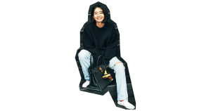 階段に座って微笑むスタイリスト樋口かほりさん