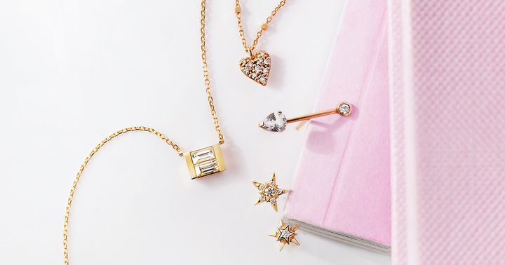 ハートモチーフのダイヤのパヴェネックレスとダイヤとクリスタルを直線で繋いだ片耳ピアスとバケットカットのダイヤネックレスと星モチーフのダイヤピアス