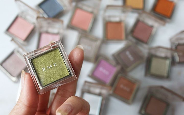 RMK「インフィニシェイド シングル アイシャドウ」をパーソナルカラー別に全色レビュー！