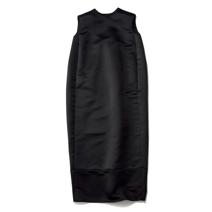 サテン地で背中が大きく開いたSEAの黒ノースリーブワンピース