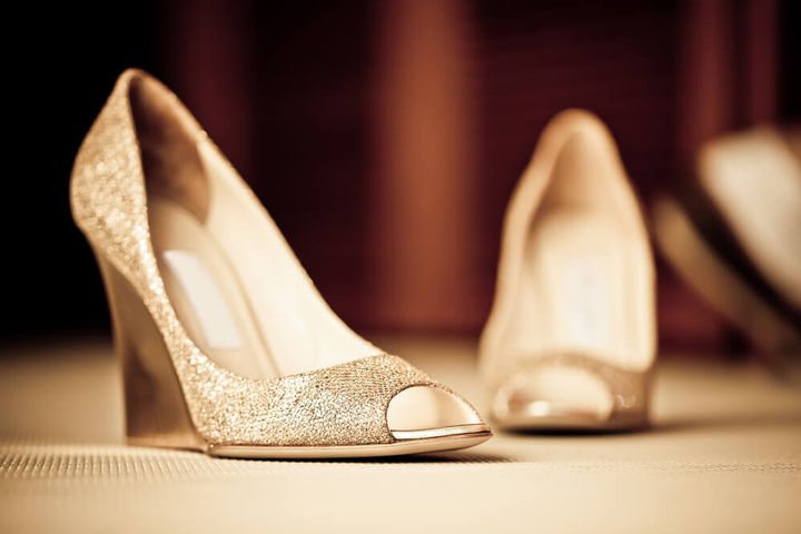 オープントゥのベージュのパンプス