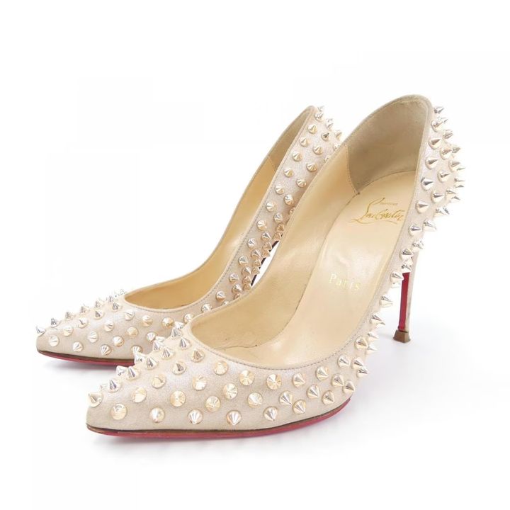 ルブタンのベージュのパンプス