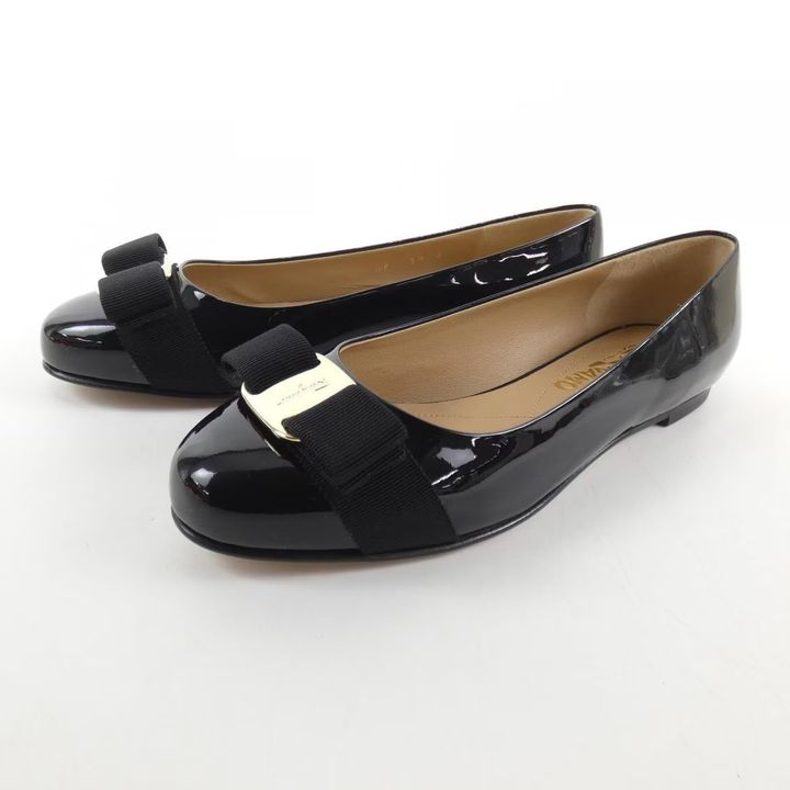 ファラガモの黒いパンプス