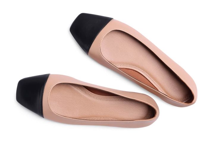 スクエアトゥのコンビパンプス