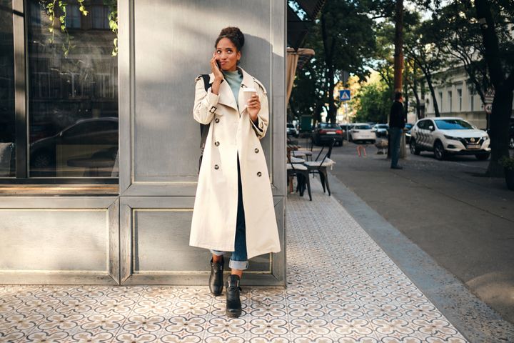 トレンチコートをカジュアルに着こなす女性