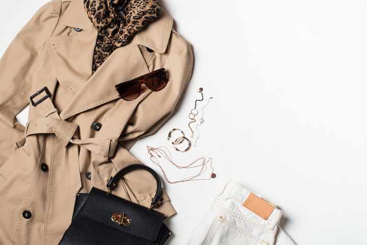 トレンチコートと女性のさまざまなアイテム