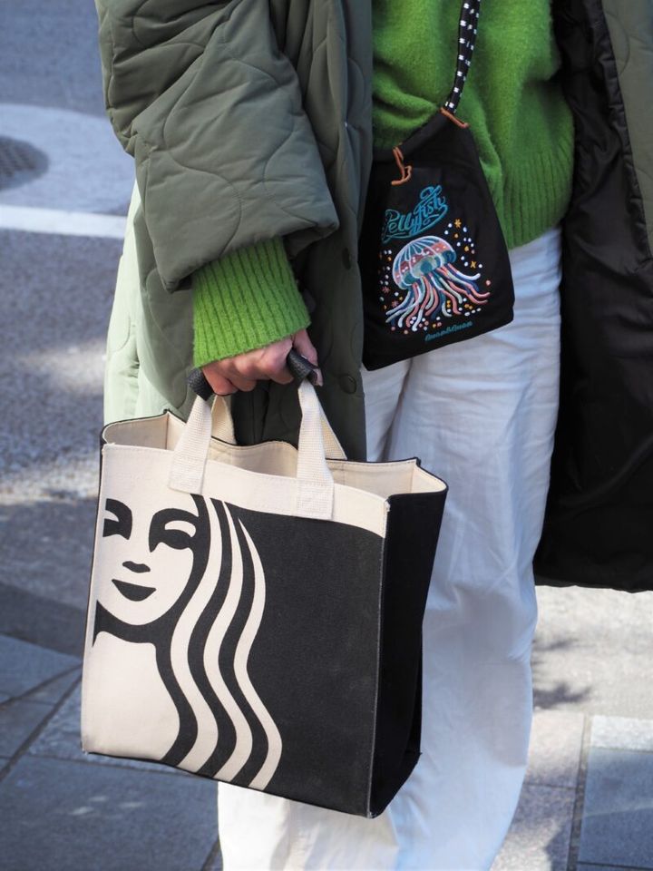 「スタバ」のバッグ