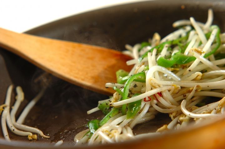 モヤシとピーマンのアンチョビソテーの作り方3