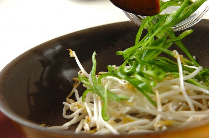 モヤシとピーマンのアンチョビソテーの作り方2