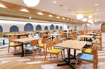 photo：キッズ飲食スペース。靴を脱いで過ごせる“小上がり”設置